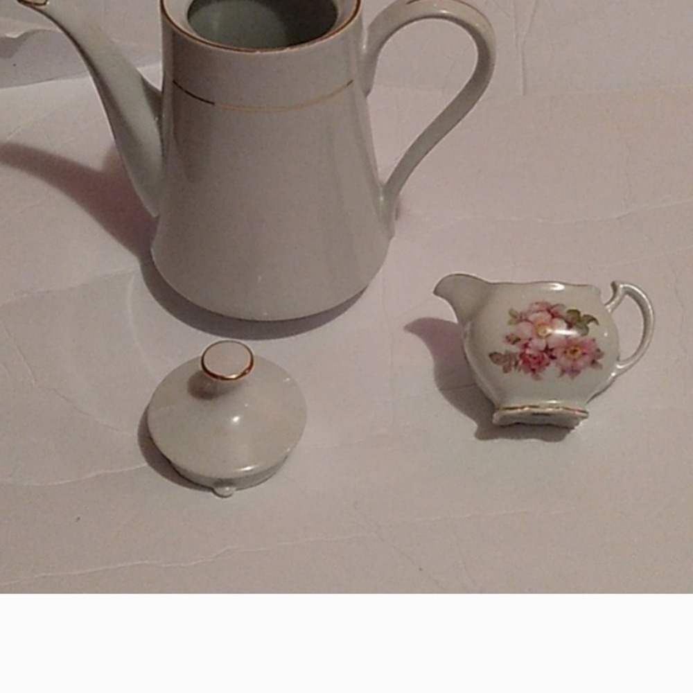 Elegant White and Gold Tea Set - Picture 2 of 8